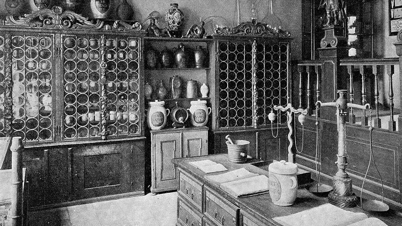 Fotografía en blanco y negro de una farmacia histórica.